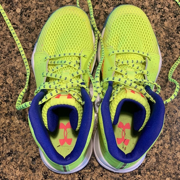 Youth Under Armour shoes, size 4 - Picture 2 of 8